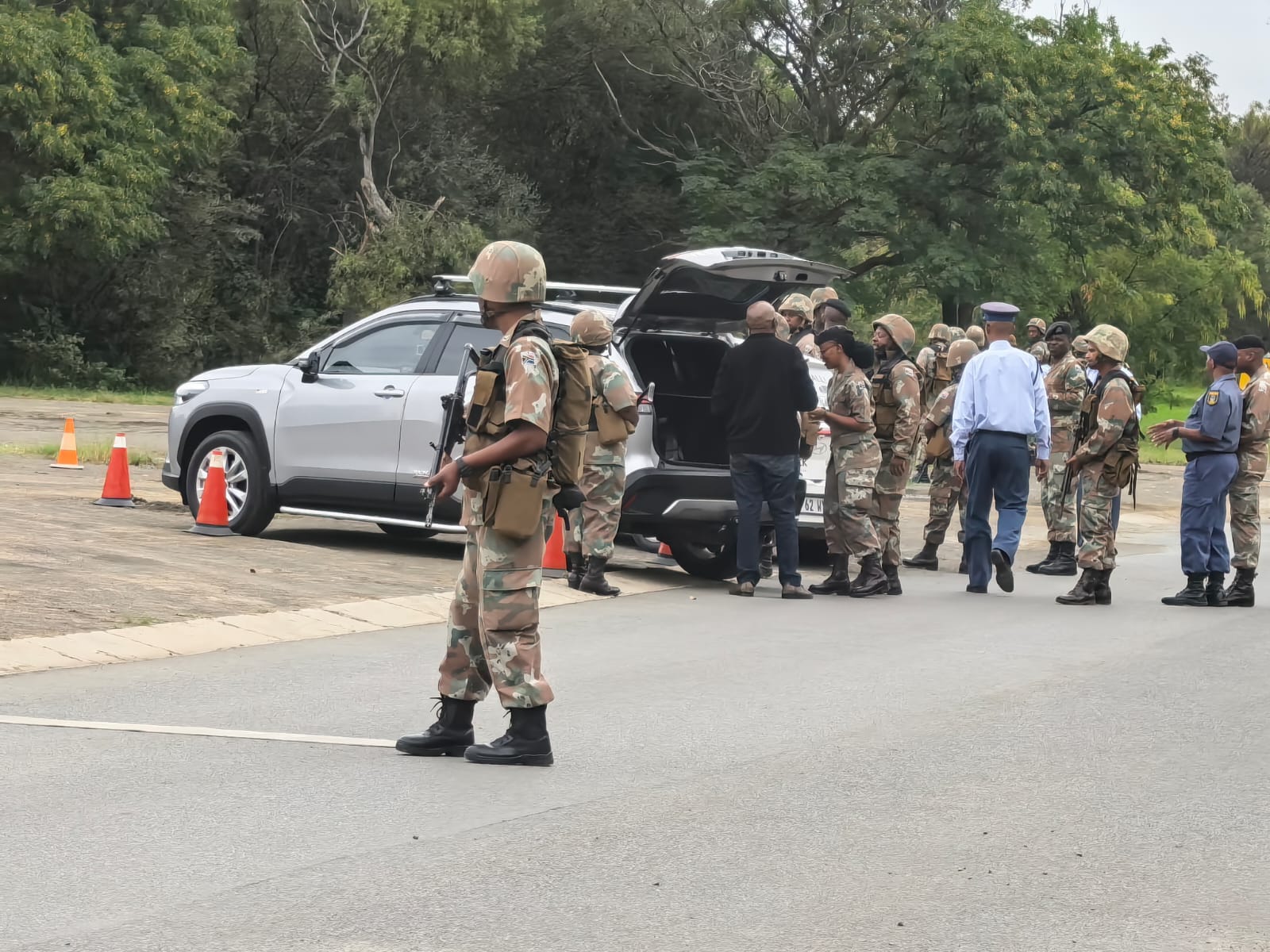 Die weermag is ontplooi om die polisie by te staan.