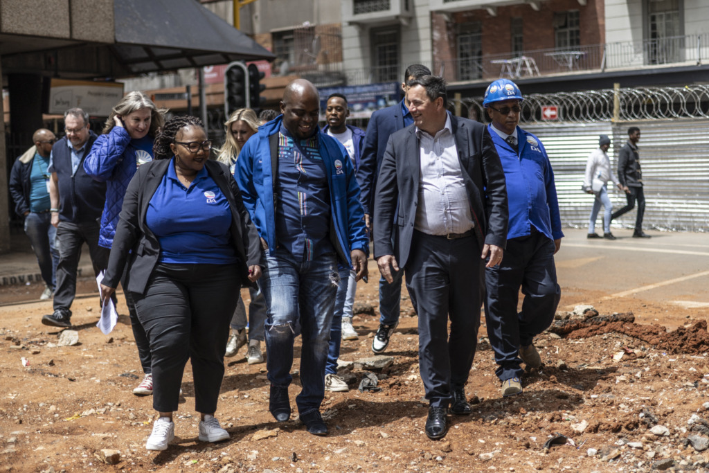 Die DA se Siviwe Gwarube (links), Solly Msimanga (middel) en John Steenhuisen.