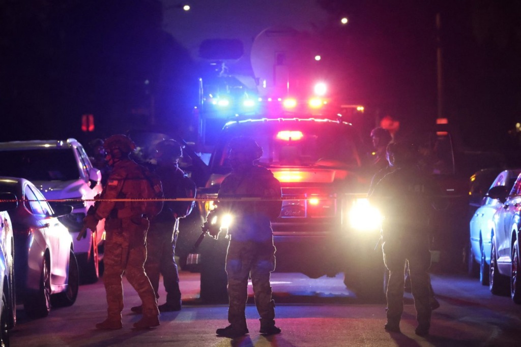 ’n FBI-taktiese span arriveer in gepantserde voertuie buite ’n huis wat met die vermeende skieter by die Withuis-korrespondenteverenigingdinee verbind word in Torrance, California, op Saterdag, 25 April.