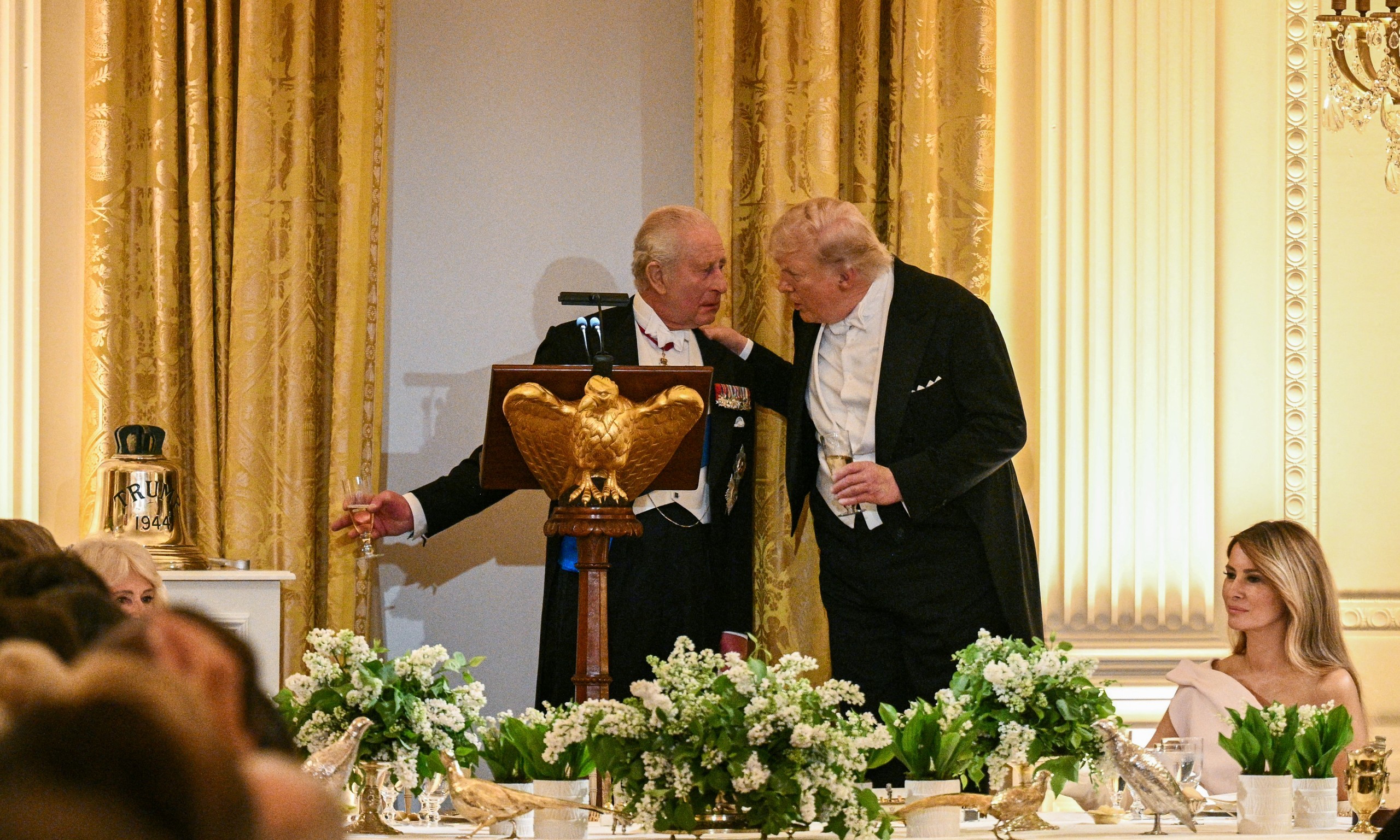 Koning Charles en Trump vier bande ondanks Iran-spanning