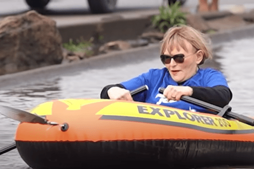 KYK: Helen Zille roei deur stormwater om weer diensleweringskwessies uit te wys