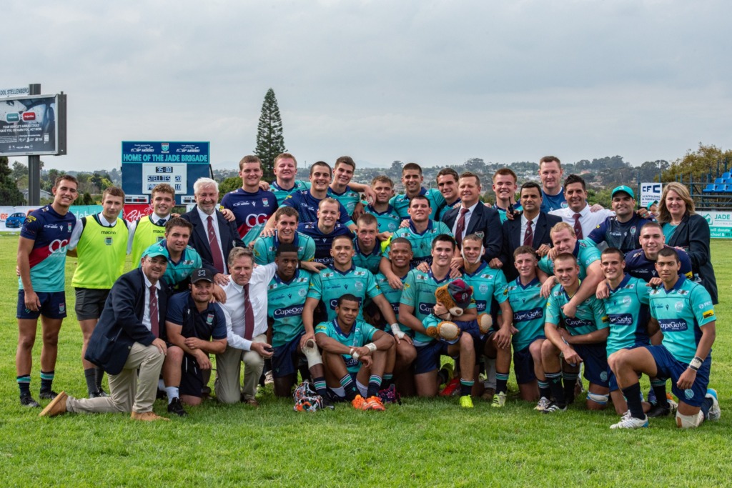 Die Hoërskool Stellenberg se eerste rugbyspan en afrigters. Regs agterstaan die skoolhoof, Yolandé Havinga.
