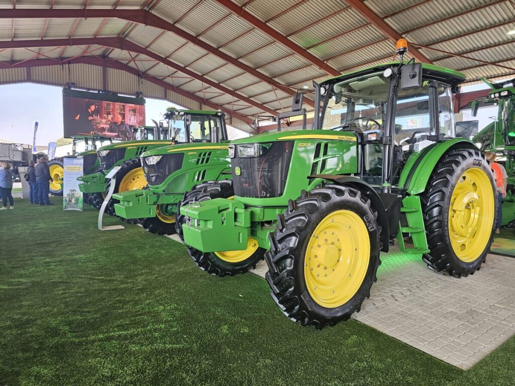 ’n John Deere-trekker-uitstalling by Nampo in 2024.