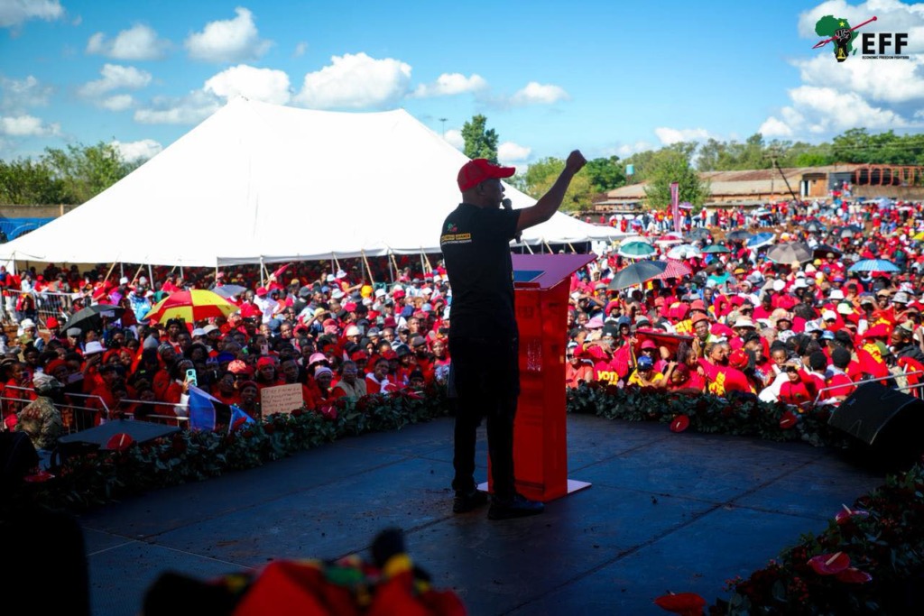Malema spreek EFF-ondersteuners tydens die party se Werkersdagvieringe in Rustenburg Vrydag toe. Foto: EFF