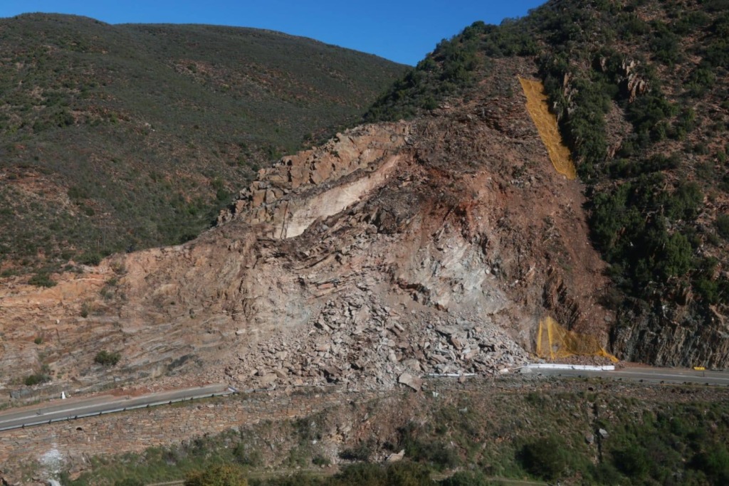 Die R328 naby Oudtshoorn in een van vele paaie in die Tuinroete wat gesluit is weens vloedskade. Foto: SABC/Facebook