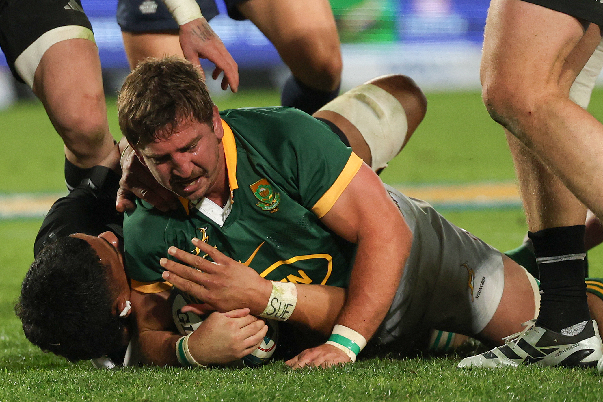 Springbok Kwagga Smith druk ’n drie teen Nieu-Seeland.