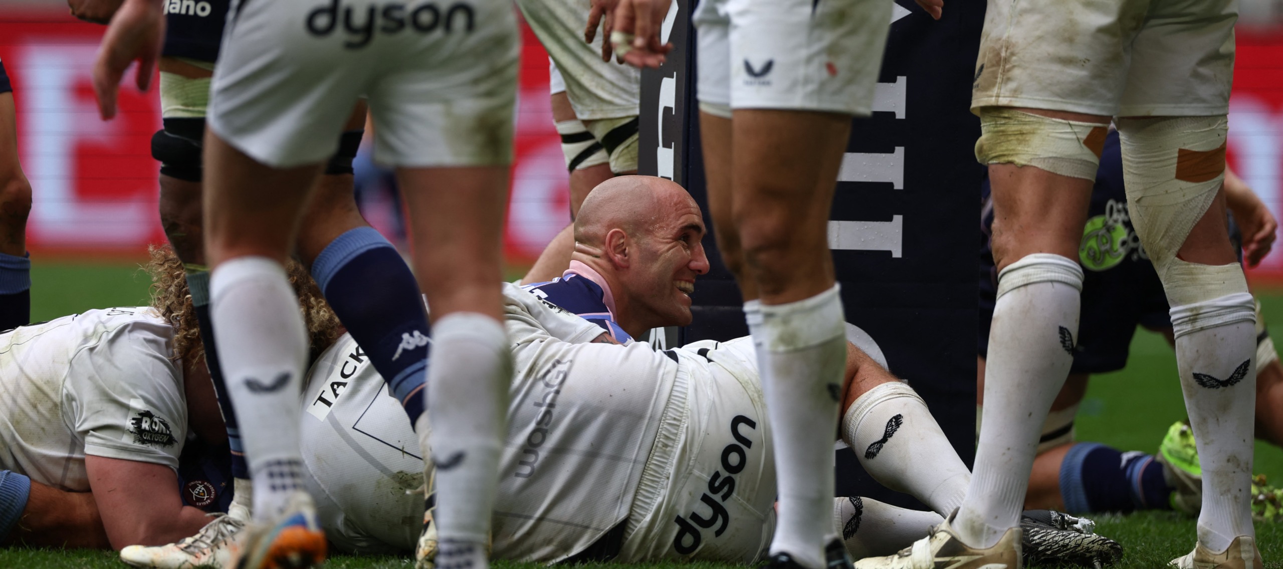 Bordeaux-skrumskakel Maxime Lucu druk ’n drie.
