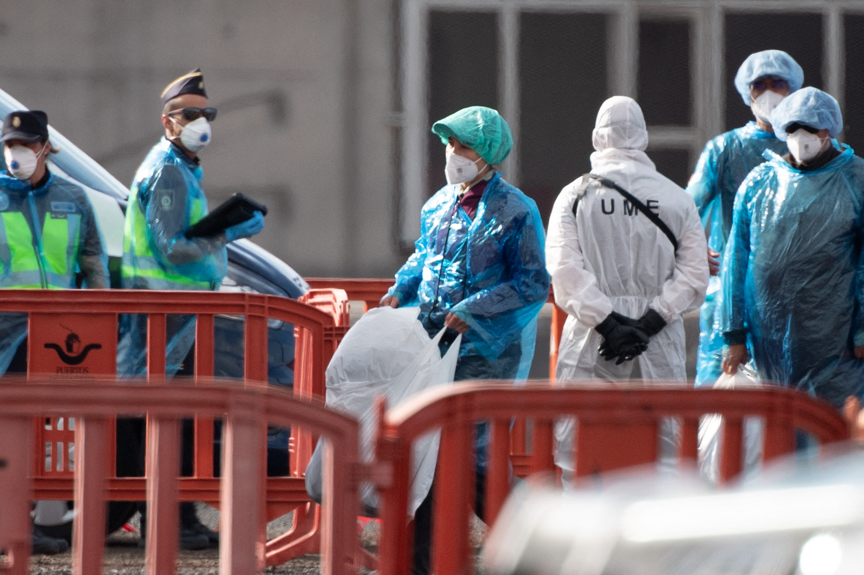Gesondheidswerkers Sondagoggend by die Spaanse eiland Tenerife. Foto: AFP