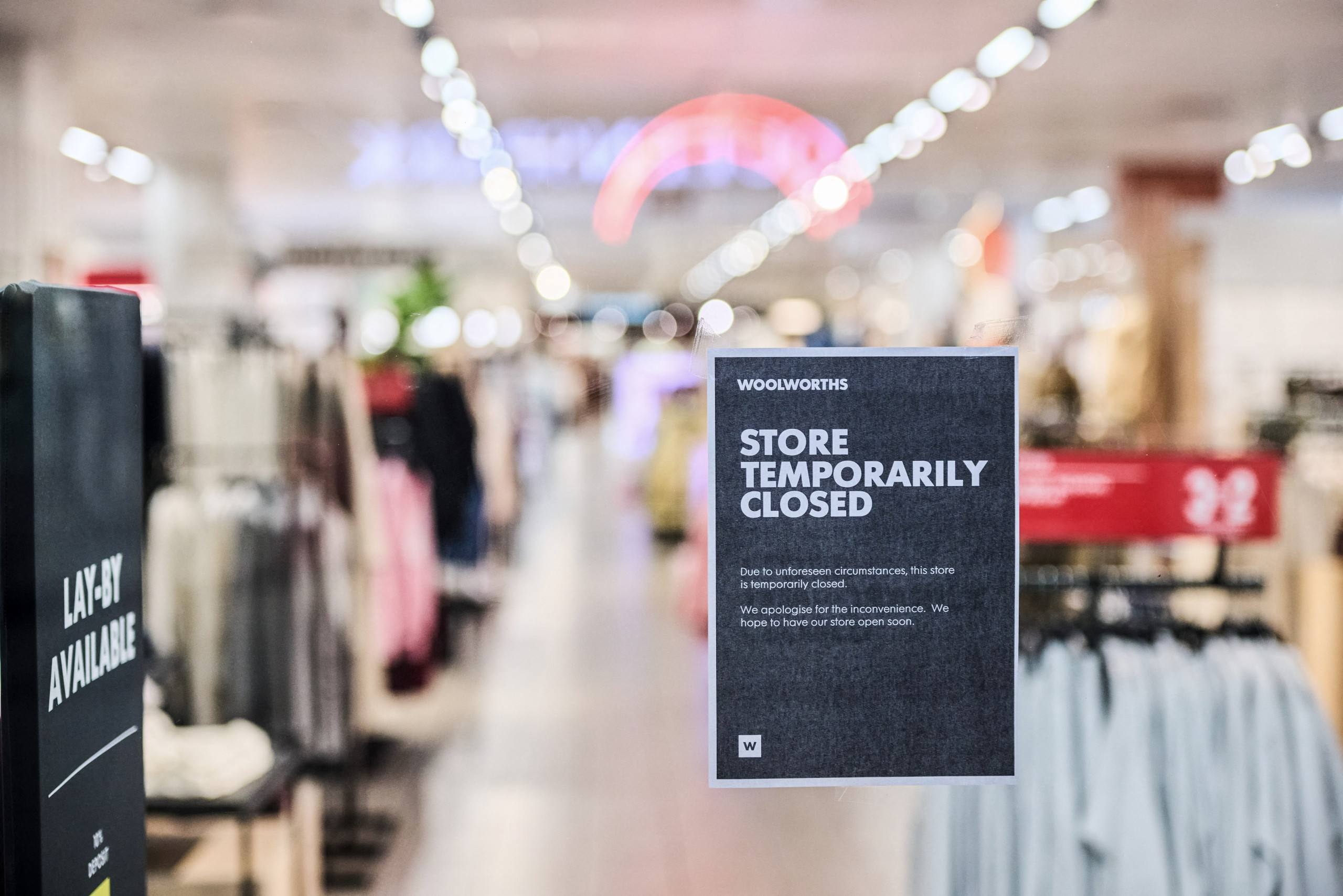 Woolworths verskerp landwye sekuriteit ná bomontploffings by twee winkels binne 24 uur