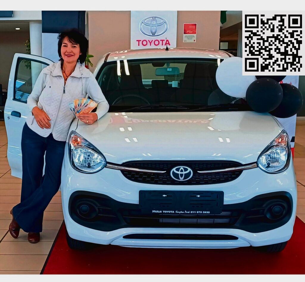 Adrie van Staden, uitvoerende hoof van Die Kinderfonds, by die Toyota Vitz wat gewen kan word.