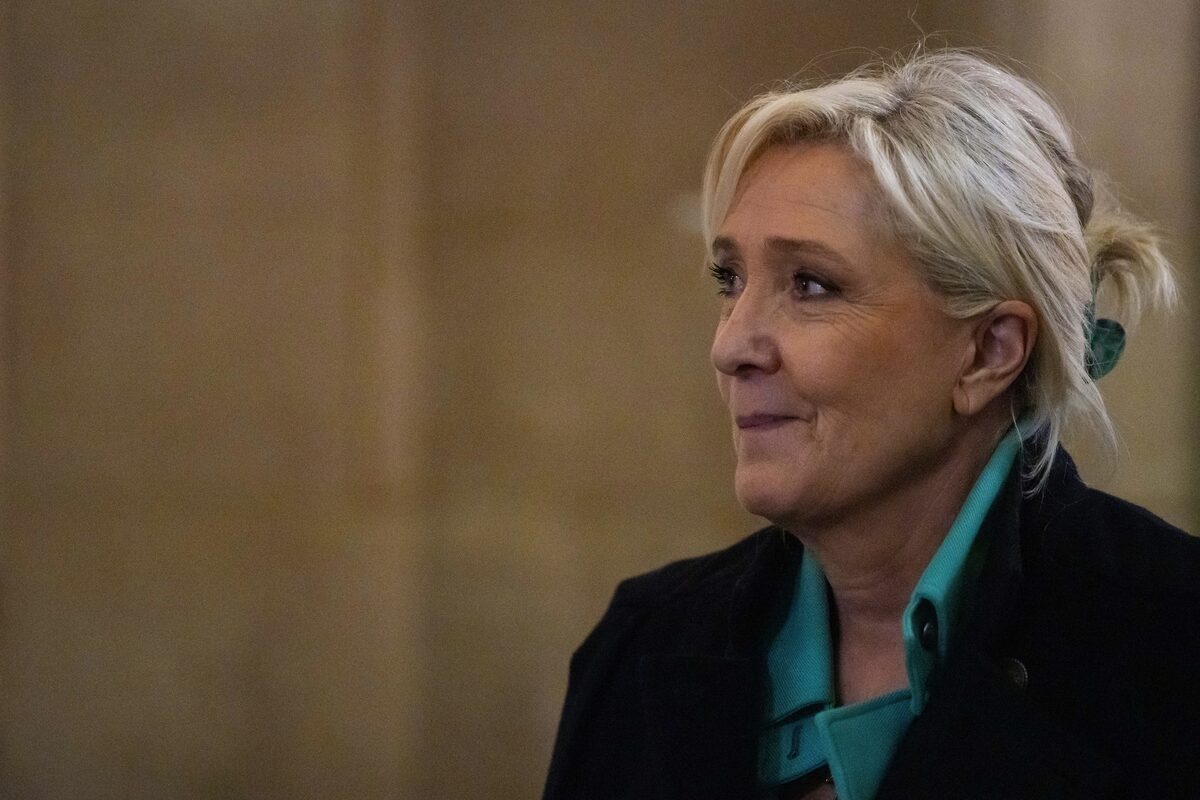Nigel Farage bedank as LP en Marine Le Pen kan verkiesing voer