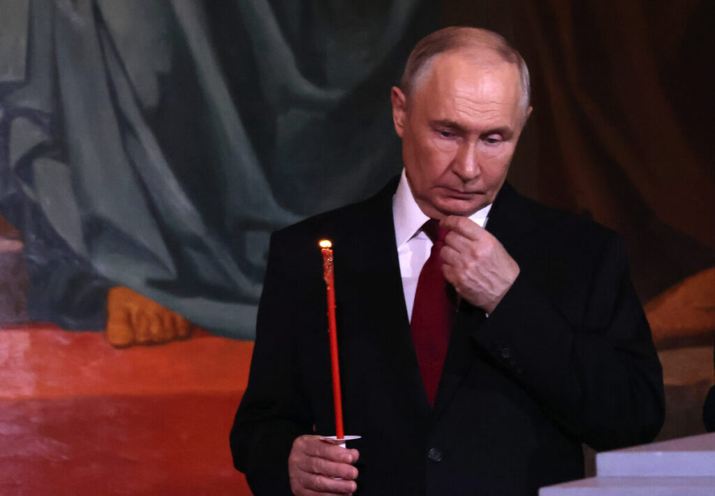 Pres. Wladimir Poetin ten tyde van nagdiens in die Christ the Saviour-­katedraal in Moskou. 