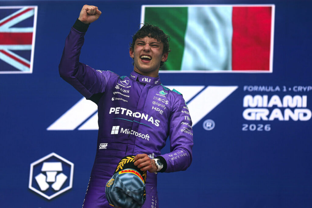 Die Italianer Kimi Antonelli vier sy derde oorwinning op ’n streep tydens die Miami GP.