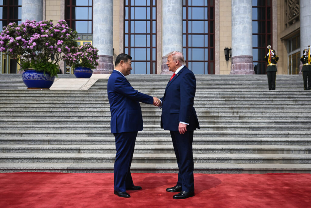 Pres. Xi Jinping van China en pres. Donald Trump van Amerika skud blad by die Groot Volksaal in Beijing.