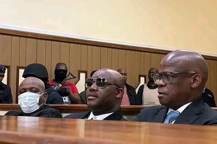 Joe ‘Ferrari’ Sibanyoni (middel), saam met sy twee medebeskuldigdes, by ’n vorige hofverskyning.