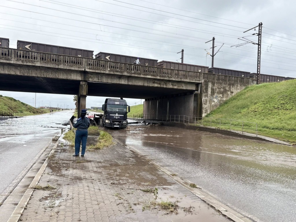 Opruimingsoperasies duur steeds regoor Nelson Mandelabaai-metro voort.