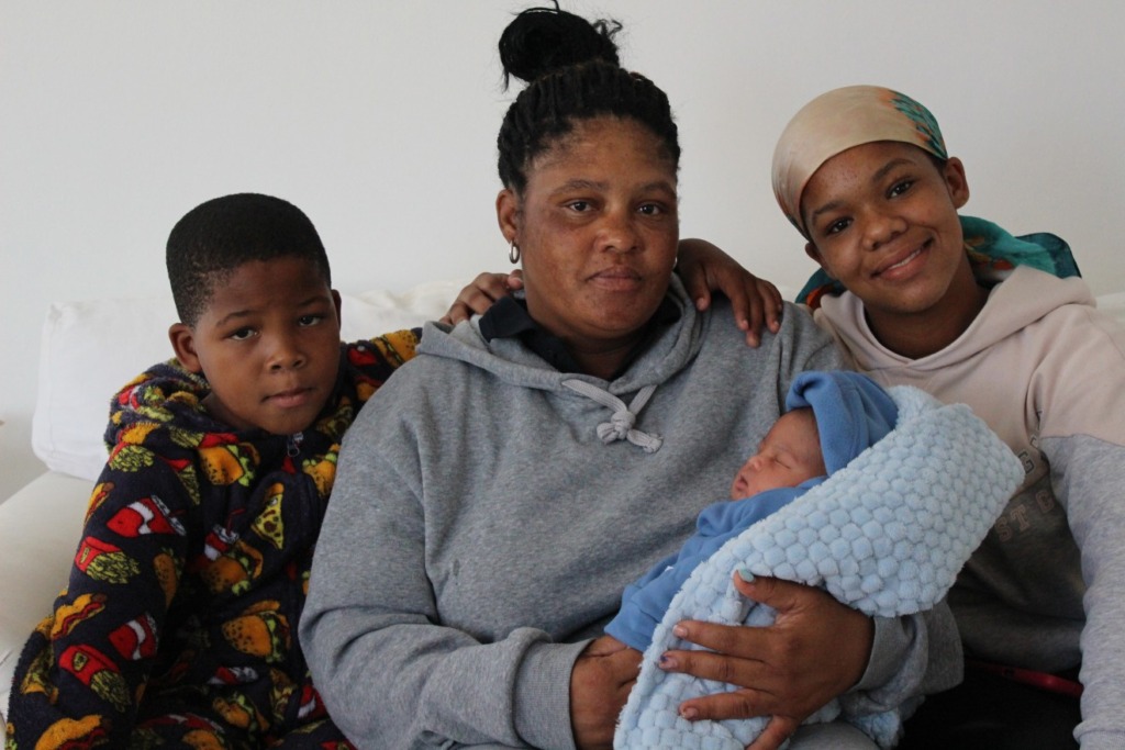 Susanna Hugo (middel) met haar baba, Lee-Jaywin. Links is haar seun, Wayden, en regs haar dogter, Sho-Wayda. 