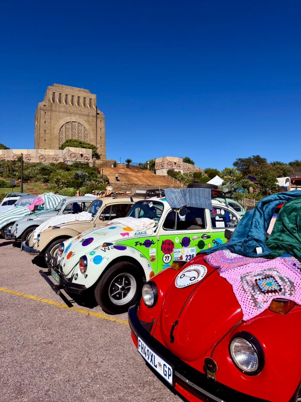 Volksies van die Jacaranda Beetle Club by die Voortrekkermonument.