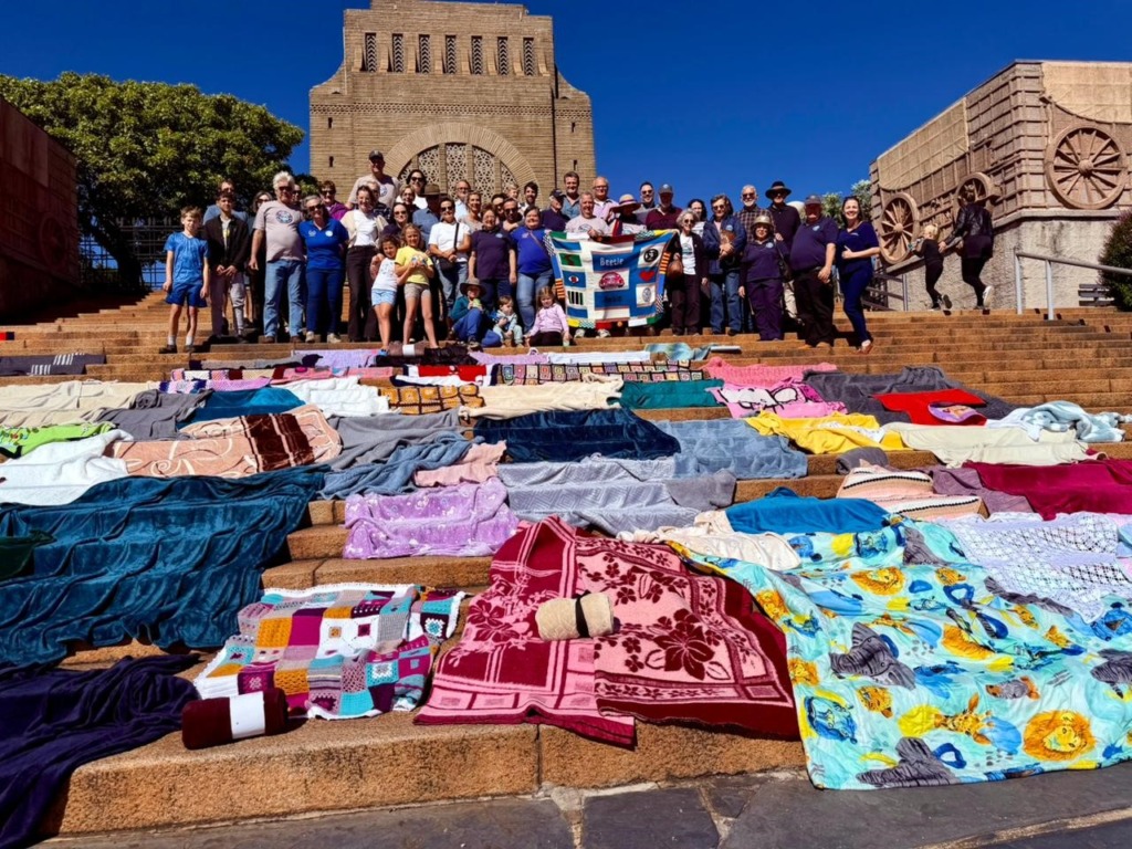 Gebreide en gehekelde komberse het Volksies versier by die Voortrekkermonument.