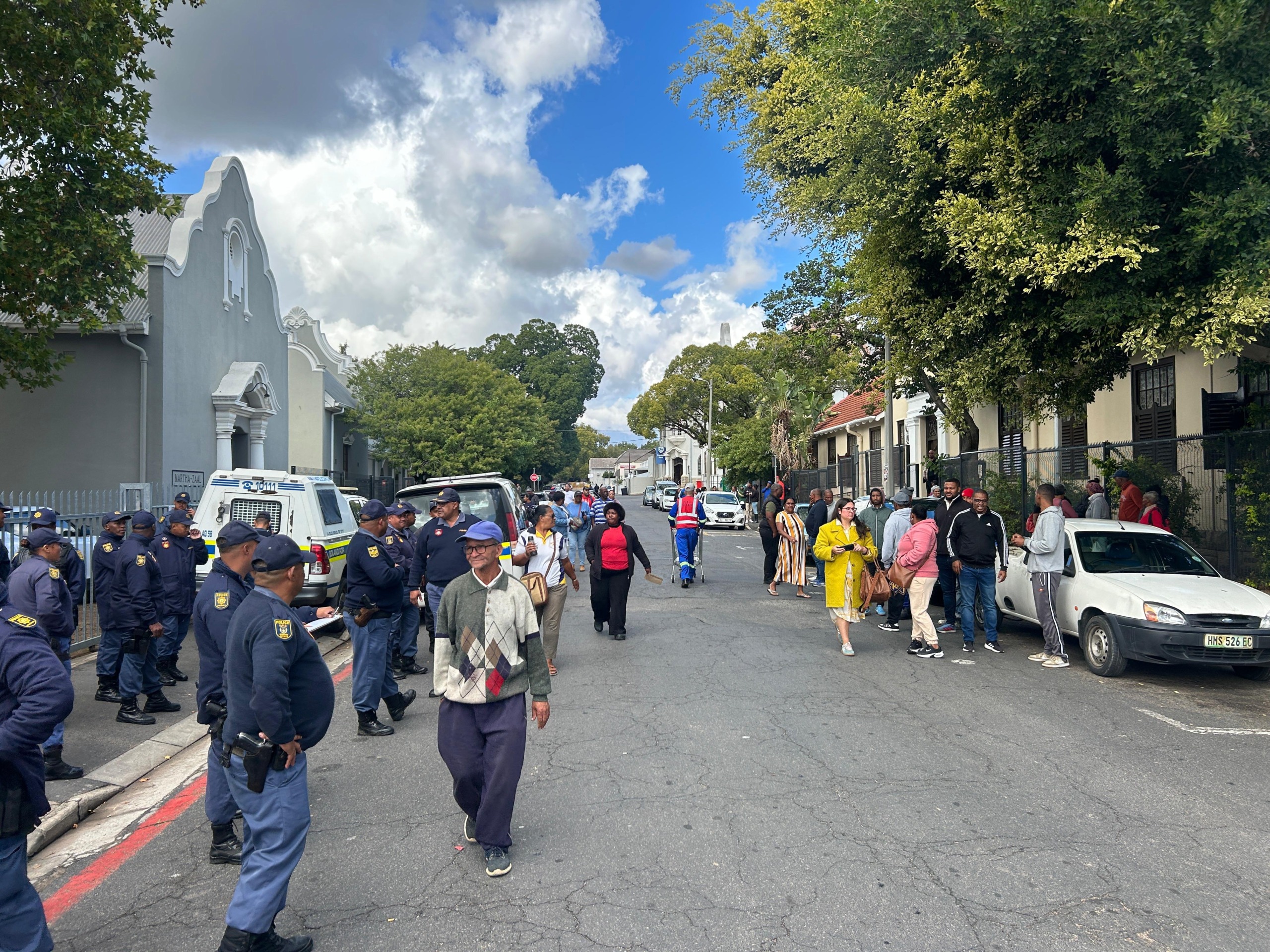 Die polisie handhaaf sedert Maandag ’n sterk teenwoordigheid binne en buite die Wellington-landdroshof weens die openbare belang in die saak. Foto: Rasaad Adams