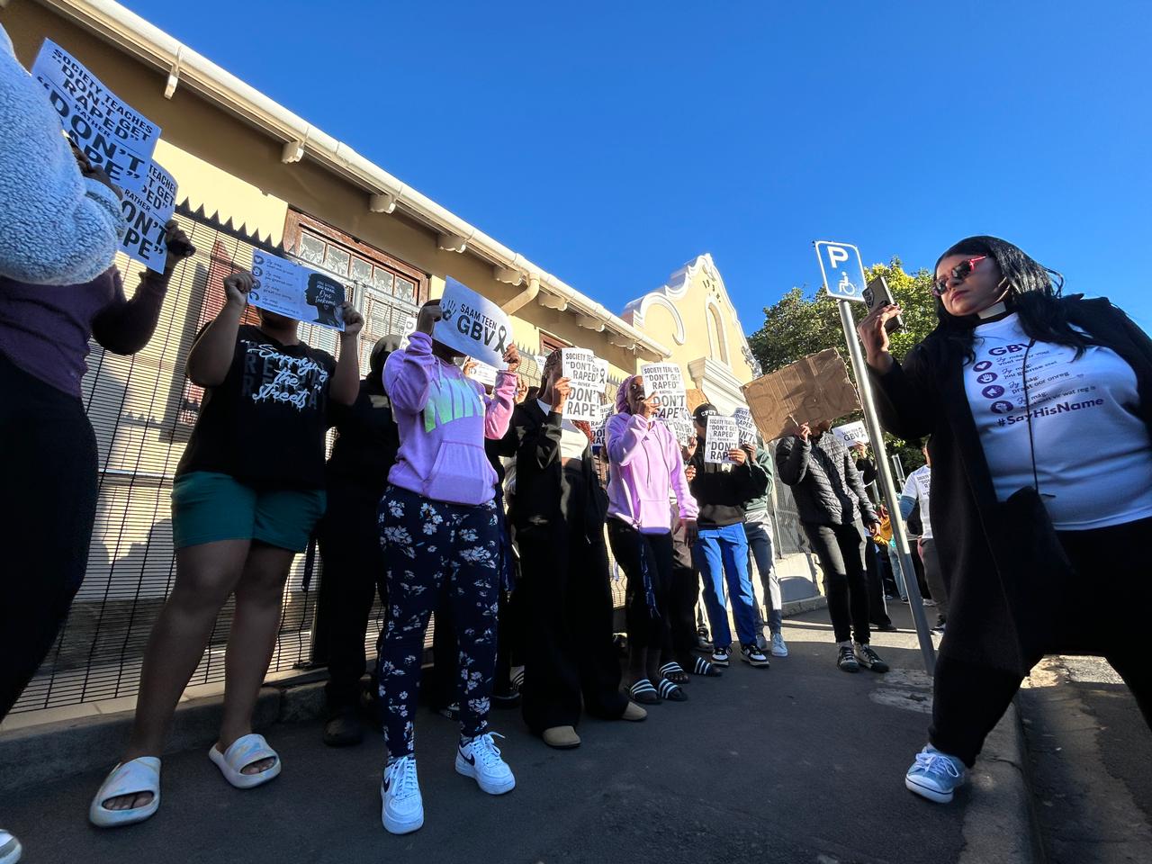 Studente verbonde aan die Kaapse Skiereiland-Universiteit vir Tegnologie (KSUT) se Wellington-kampus het Maandag vreedsaam buite die plaaslike landdroshof betoog