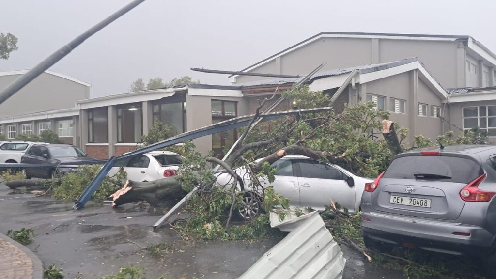 KYK: Wes- en Oos-Kaap gaan gebuk onder verwoestende storms en swaar reën