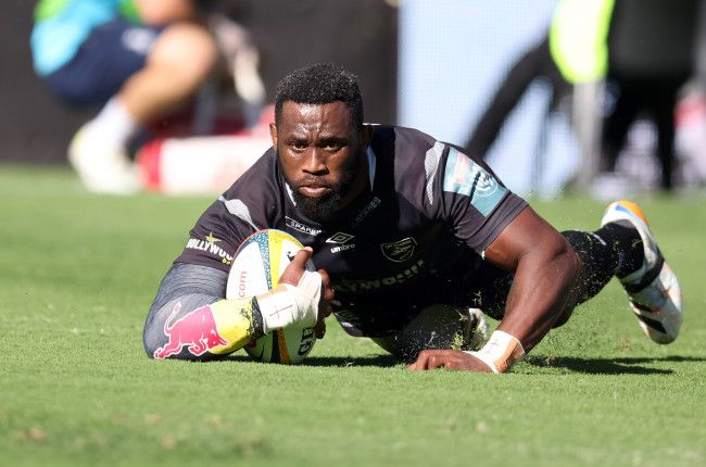 Siya Kolisi druk ’n drie vir die Sharks.