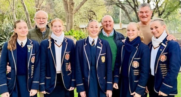 Edrich Krantz (agter links), Gysie Pienaar en Thys Burger (agter regs) saam met hul kleindogters.