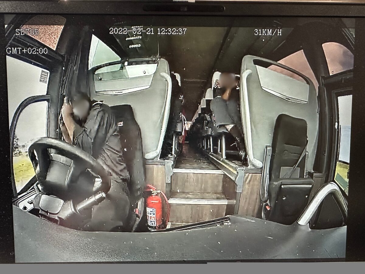 'n Intercape-busbestuurder en -passasier koes vir koeëls tydens een van die aanvalle op langafstandbusse.