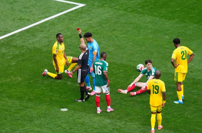 Twee Bafana Bafana-spelers het rooi kaarte gekry.