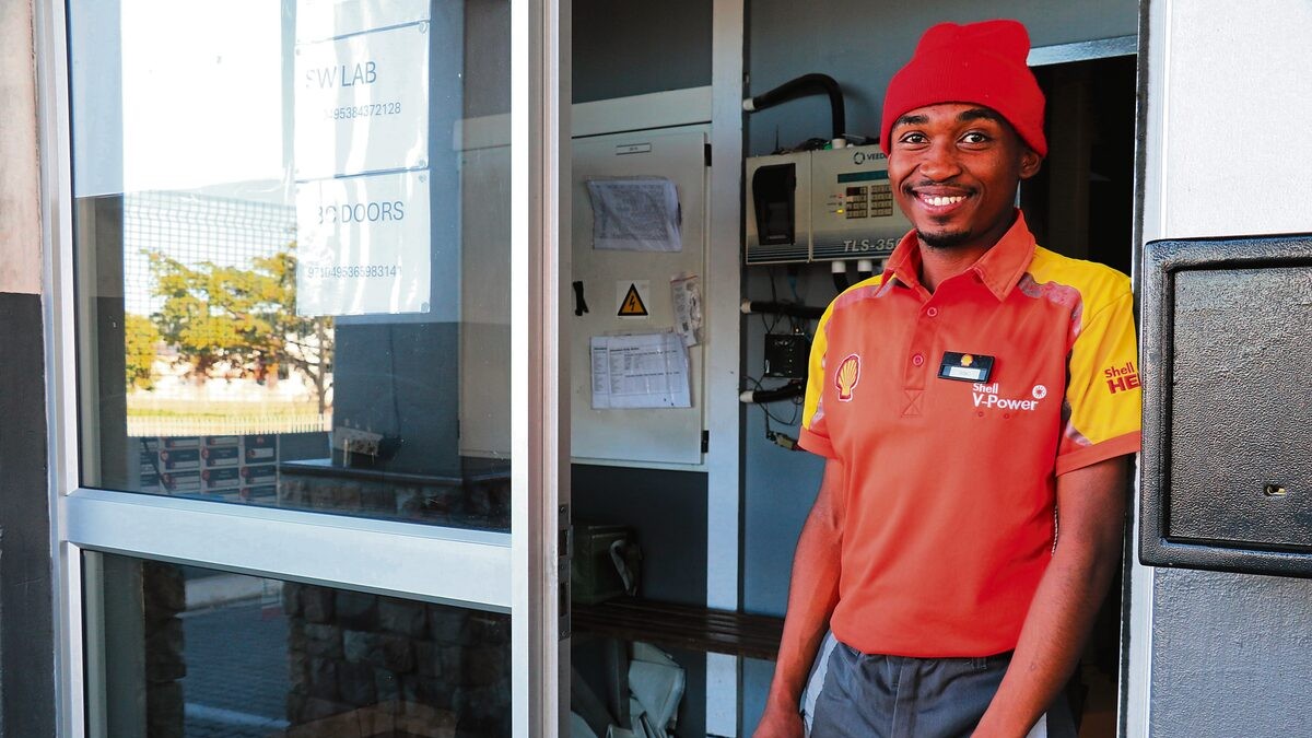 Chevaan Abrahams voor die kiosk by die petrolstasie waar hy die ma bygestaan het.
