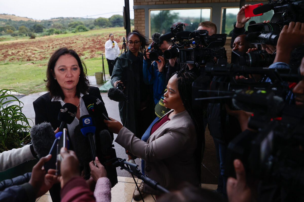 Die woordvoerder Tania Koen praat met die media by die Atteridgeville-gevangenis by Pretoria in 2023.