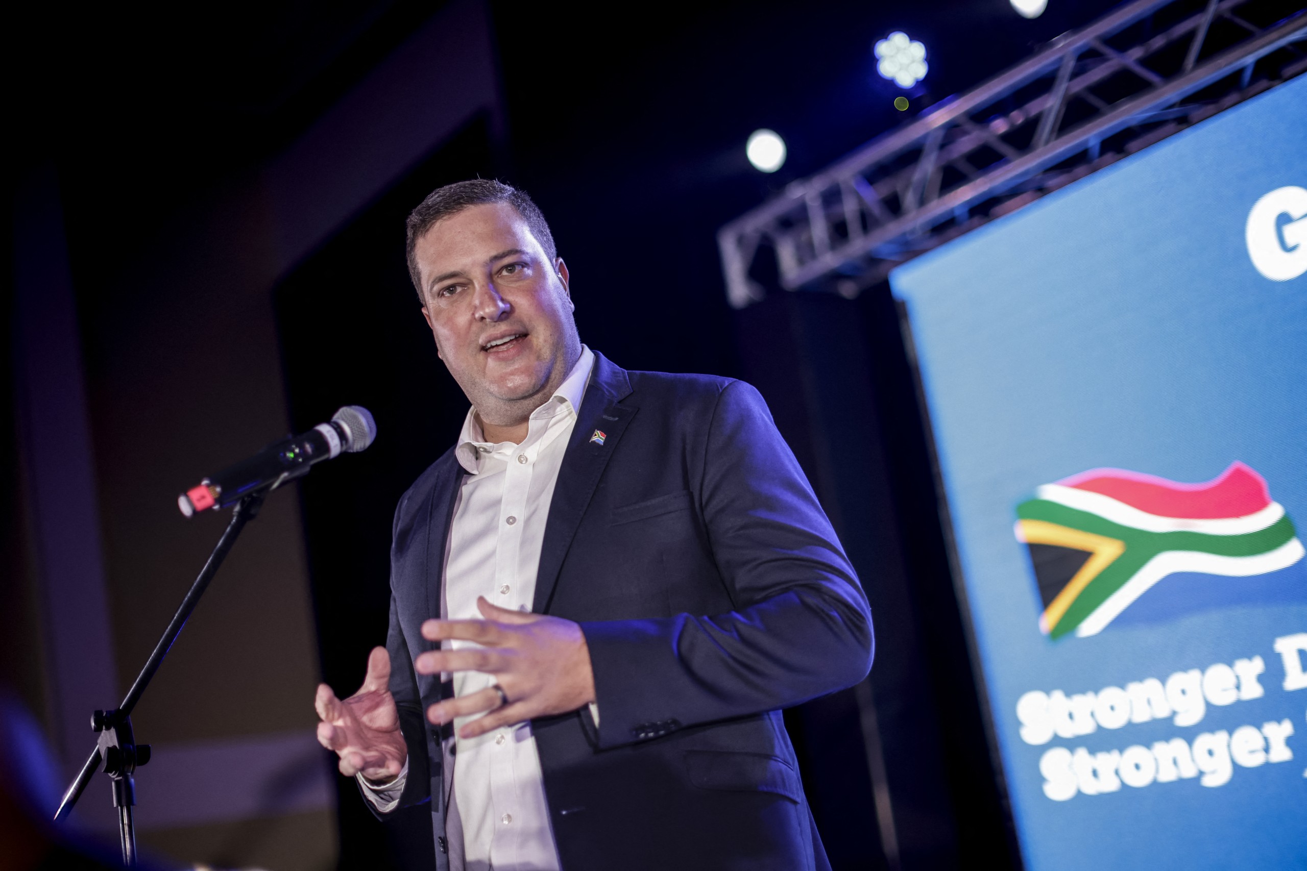 Hill-Lewis maak Maandag groot aankondiging oor metropolisie
