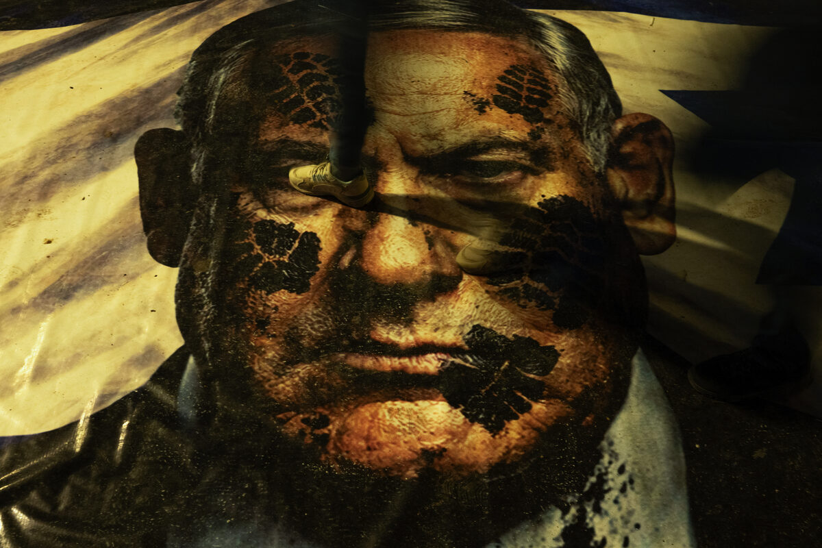Netanyahu sit tussen die duiwel en die diep blou see