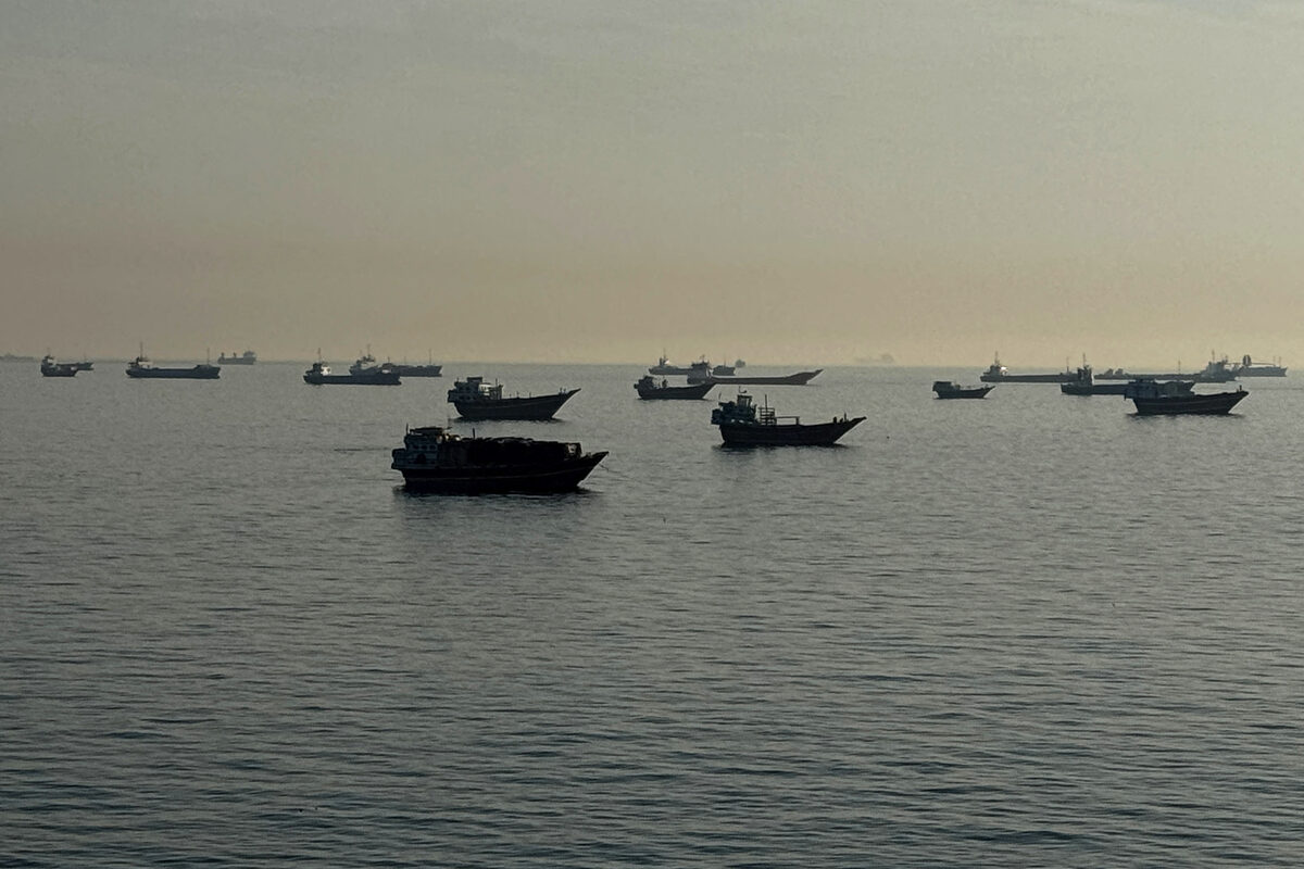Vaartuie in die Straat van Hormoes, naby die kusstad Khasab in Oman se noordelike Musandam-skiereiland. Foto: AFP.