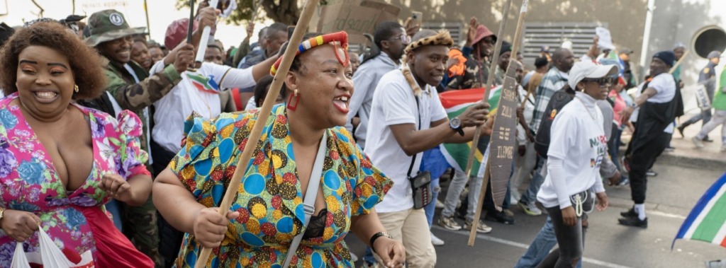 Betogers kom in Johannesburg bymekaar terwyl spanning oor immigrasie regoor Suid-Afrika toeneem.