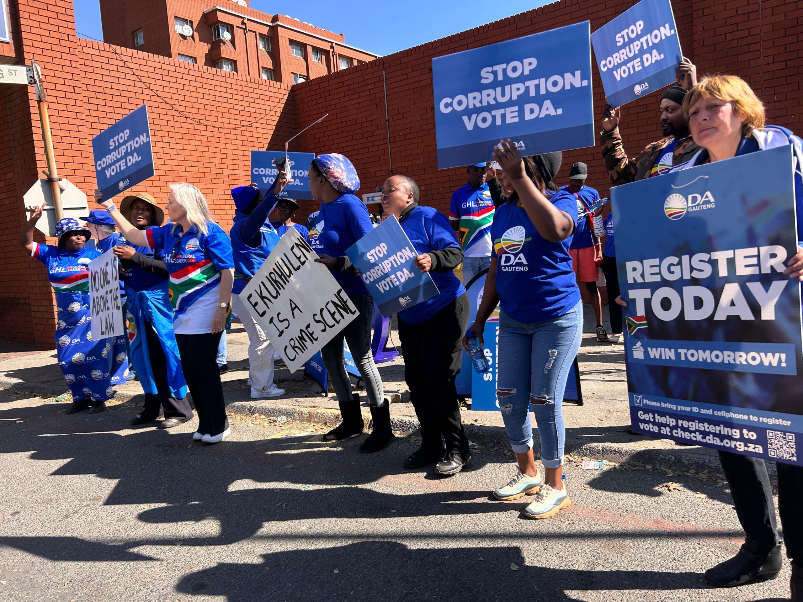 DA-lede buite die Germiston-polisiestasie.