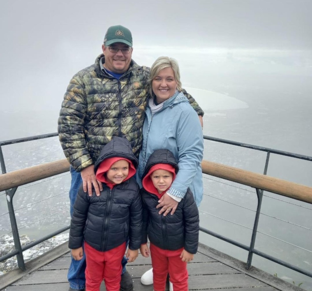 Die Groenewald-gesin Christo en Liza met hul twee spruite Johan (6) en Ernst (5).
