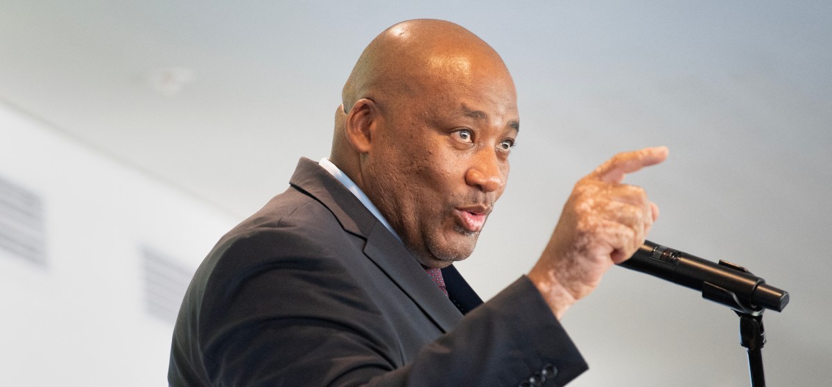 McKenzie stap weer uit die parlement voordat vrae oor Wêreldbeker-uitgawes gevra word