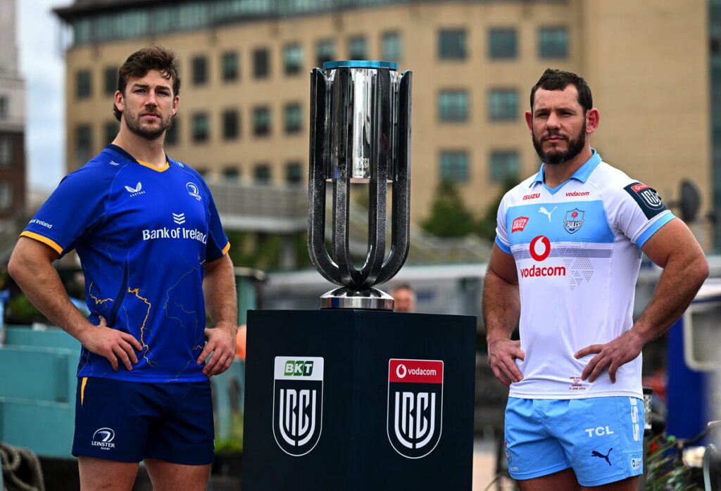 Leinster se kaptein, Caelan Doris, en die Bulls-kaptein, Marcell Coetzee, staan vroeër vandeesweek in Dublin by die VRK-trofee.