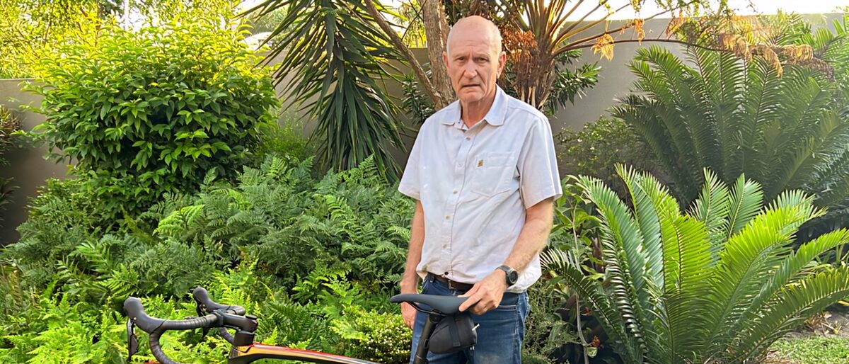 Paul Blanken met sy splinternuwe bergfiets vir die Ystermankompetisie.
