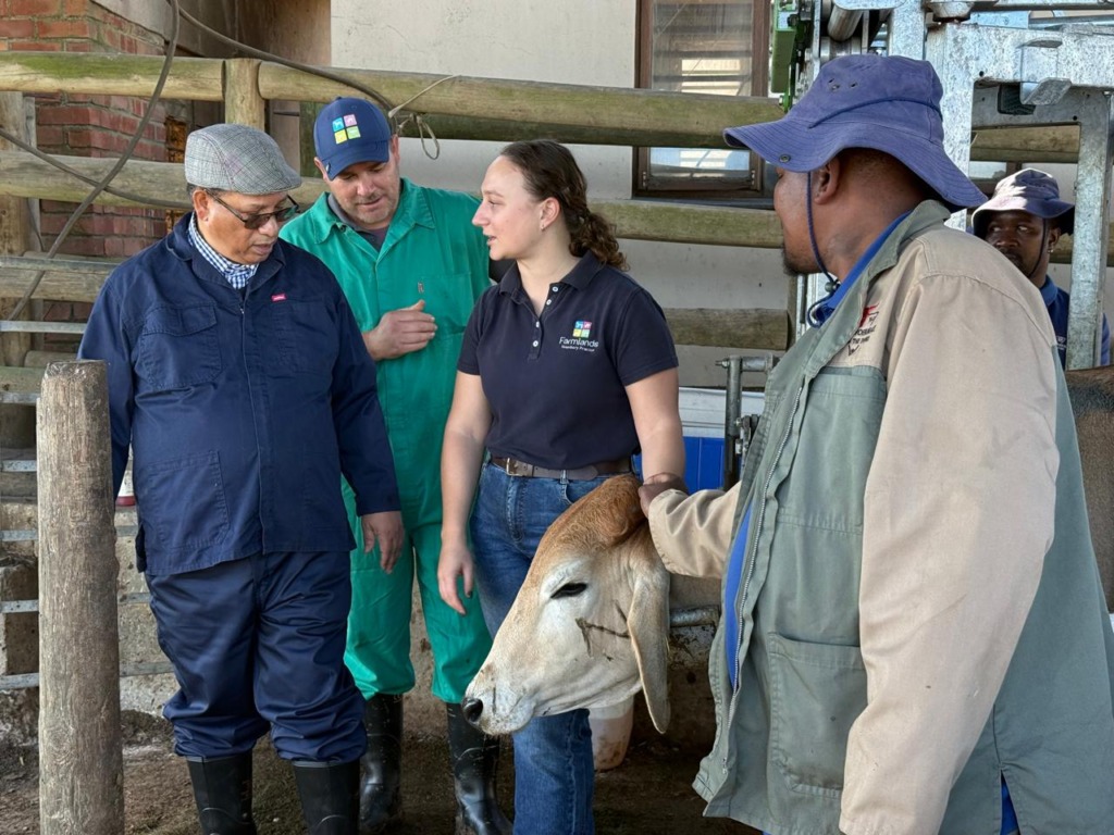 Die Wes-Kaapse minister van landbou, ekonomiese ontwikkeling en toerisme, dr. Ivan Meyer (links), het onlangs ’n voerkraal besoek as deel van die reaksie op bek-en-klouseer (BKS).