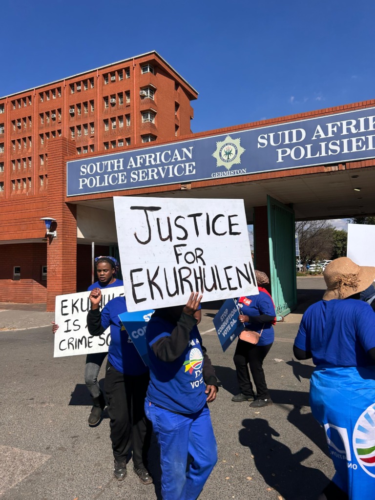 DA-lede by die Germiston-polisiestasie.