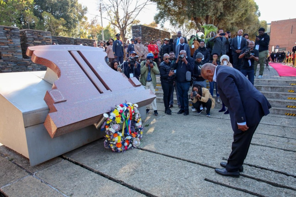 Ramaphosa het ’n krans gelê by die Hector Pieterson-gedenkterrein in Soweto.
