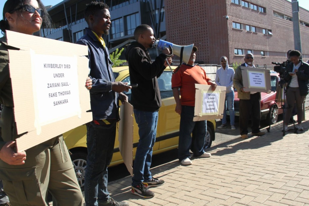 Aktiviste Gerelaine White, Boyce Makodi en Lawrence Mkwakani van die Kimberley Action Group.
