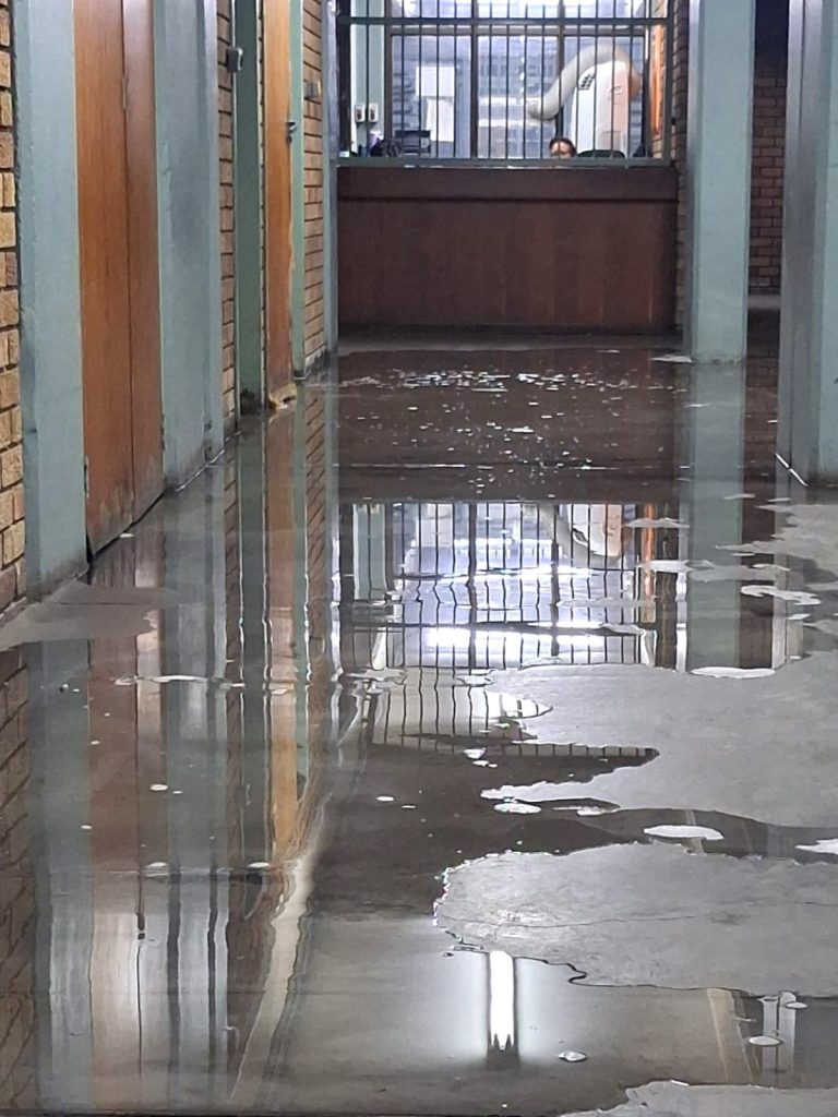 Die rioolwater stroom by die polisielede se kantore en toilette.
