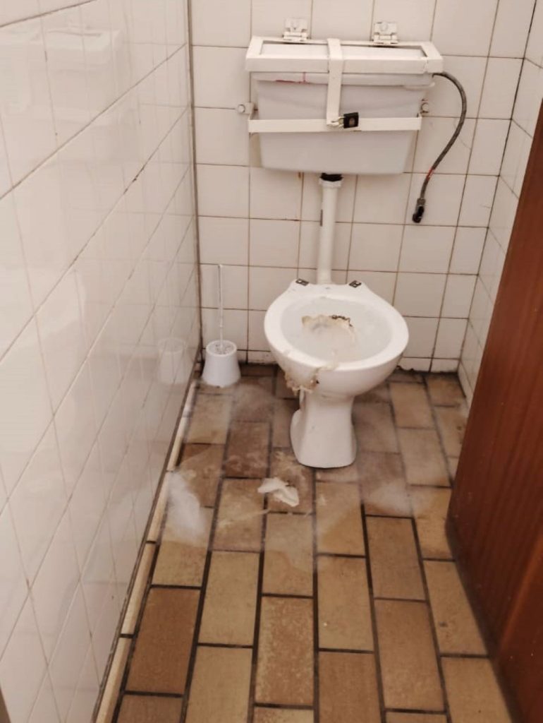 Toilette het nie sitplekke nie en toiletpapier is selde beskikbaar.