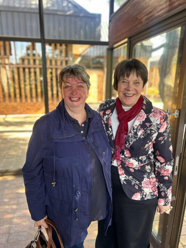 Liezl Landman van KAMcare en Ronel Aylward van CMR Noord by Die Kinderfonds se samekomsgeleentheid op 28 Mei.