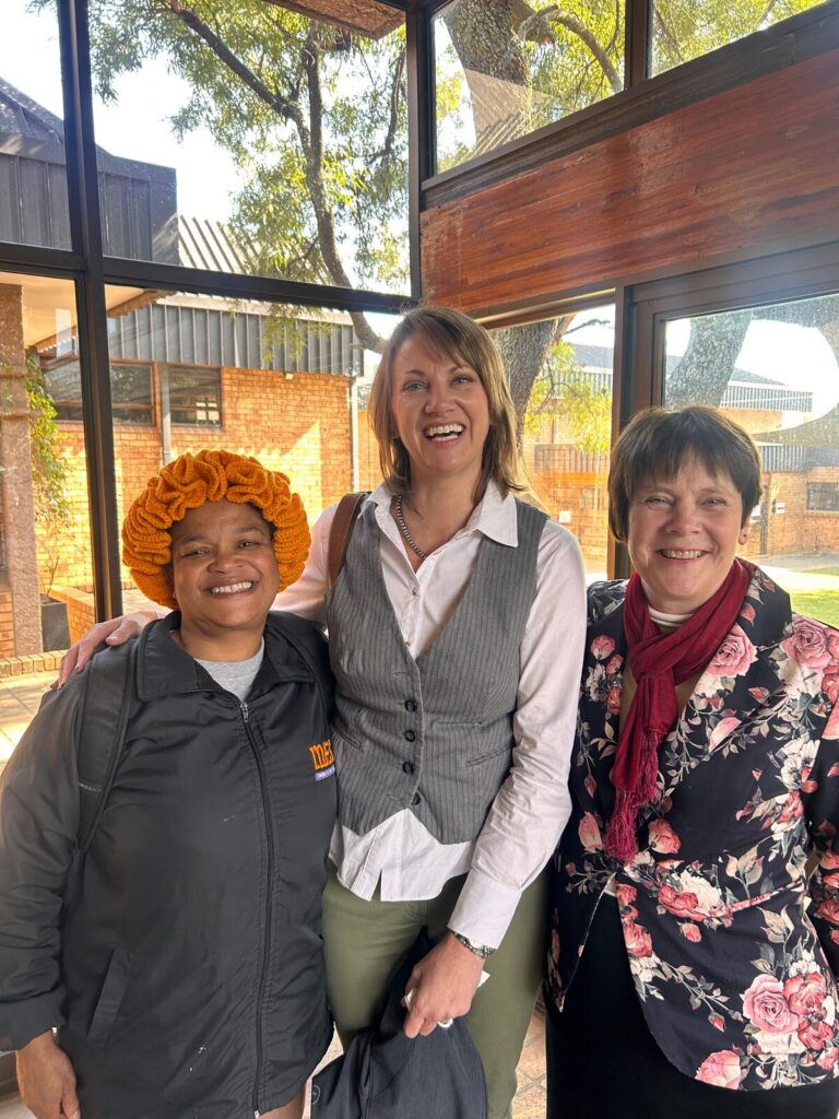 Links na regs, Merium Moreki van M.E.S, Anne Pretorius van Lesedi Day Care, Ronel Aylward van CMR Noord.