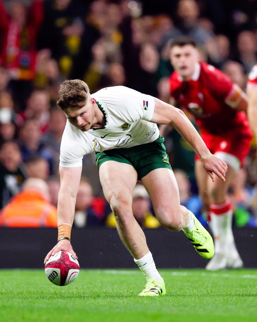 Bok-vleuel Ethan Hooker.